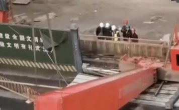 龙门吊突然失衡倾倒 路过车辆被砸中1死1重伤