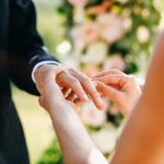 被鸽子闪到想结婚 母胎单身48年娶到美女