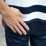 男子拍男同事臀部提醒吃饭 惨被判监40天