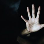 为了“幸福家庭”牺牲女儿 妈妈竟逼女儿撤销侵犯指控