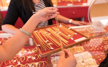 金镯断开竟掉出钢珠 金店老板“拆解”后倒出一滩水