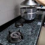 掀开锅盖瞬间“砰”巨响 华裔女险被玻璃碎毁容