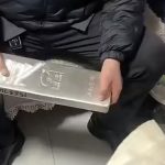 30斤银砖当压岁钱 5岁童跪地收17万大礼