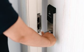 买春付不起钱竟灭口 男子勒毙17岁少女还偷钱包