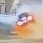 奔驰高速过弯撞破护栏 高空坠落砸烂车致2死