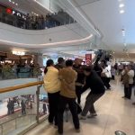 女子商场闹轻生 路人好心拉回竟被家属围攻