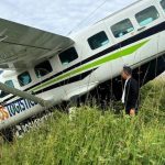 客机遭武装分子乱枪击落 两名飞行员殉职