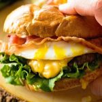 姐弟凌晨买餐遇劫 汉堡和鸡块被抢走