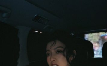 视后跨界当歌手惊艳全场 大秀白滑美背