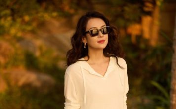 47岁影后全素颜现身 一家海岛度假画面曝光