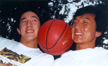 成龙公开道歉后 父子旅行画面流出