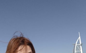 港姐冠军晒性感写真 骑马大片气场全开