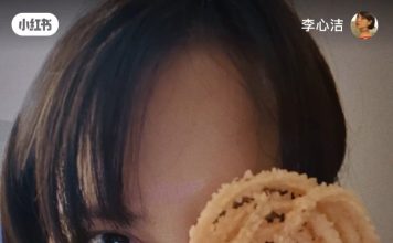 卸下滤镜的50岁 李心洁变“带货农家女”