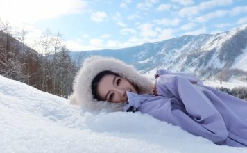 女星雪地侧躺美如画 紫色身影惊艳全网