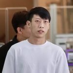 涉嫌聚赌拒交手机 华裔男子当众砸机