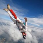 滑翔降落伞高空中无法打开 跳伞冠军撞岩石身亡