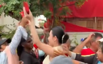 派红包变“抢钱”大战 华裔女行善惨遭围堵尖叫