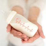 男友玩猜拳输了 竟跑去喝“友人母乳”