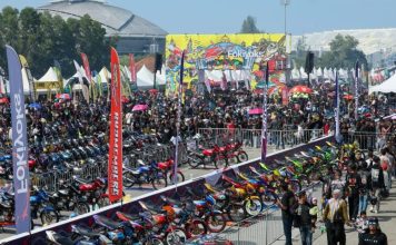 穿开叉裙甚至还低胸 女子参加RXZ集会遭下令离开