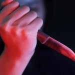 七暴徒持刀拦车 当男友面轮流侵犯女子