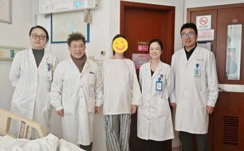 20多名专家联手成功分离 昔日连体女婴如今长大产女