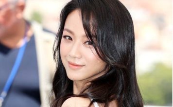 机场遇路霸插队 女星在机场当众怒斥