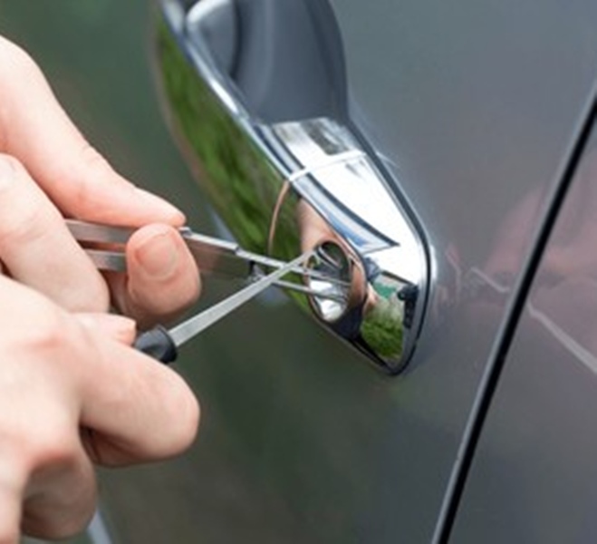 hijacker-tries-break-into-car-260nw-2671794383