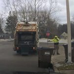 男子钻垃圾桶躲警查 清洁工机警示意立大功