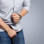 男下体冒不明颗粒 误判病情导致“软疣”变本加厉