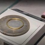 男子变卖前女友银手镯 剪开惊现30克纯金