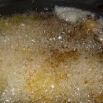 厨师工作一半突然脱光光 一头栽入高温滚烫油锅身亡