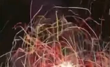 高桩舞狮“冒火光烧起来” 现场观众惊呼连连