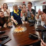 “Rap着捞,才够火” 65岁说唱阿嫂一夕爆红