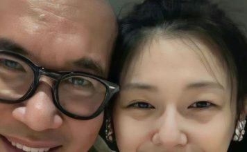 具俊晔独坐妻墓前痛哭 雨中献花、iPad播旧影