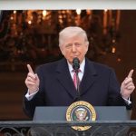 特朗普现场中断演讲 只为金色拖拉机拍手叫好