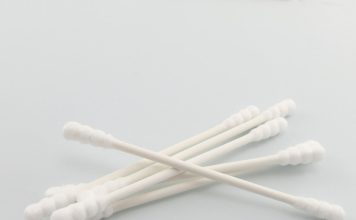 别再乱用棉花棒掏耳朵 医生夹出巨型“炸地瓜”