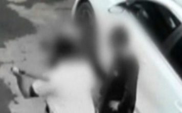 狠父不爽儿子拒绝道歉 竟当众拿球棒狠抽