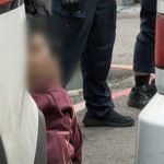 男子带两把刀见前任 一言不合当街行凶