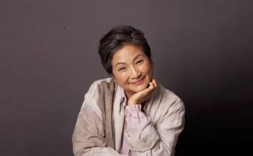 郑佩佩二女儿曝光 神情动作都像妈妈