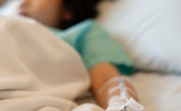 女童半夜起身下一秒抽搐 醒来后瘫痪、失明