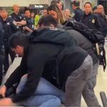 机场惊现“绑架式执法” 便衣特工当众抓母女