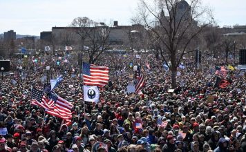 美国各地爆发“无王大集会” 数十万民众上街反特朗普