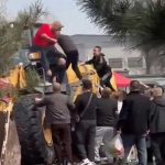 铲泥车冲入市集撞人群 司机被民众拖下暴打