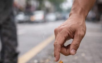 随手丢烟蒂代价不小 2男各罚RM400+社区服务