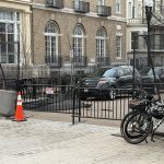 白宫安全测试?厢型车撞路障闯管制区