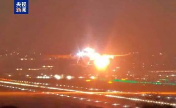 客机起飞后引擎爆炸 机上286人死里逃生