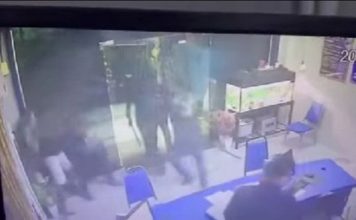 3男警局报案遭伏击 5汉持铁棍闯警局大打出手