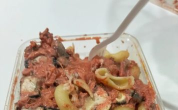 在斋戒月市集踩雷 女子怒批食物像“猫吐物”