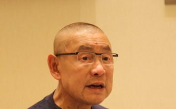 香港富豪街头被偶遇 父女关系成话题