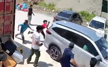 多人围堵猛砸车窗 教师连撞两车脱身